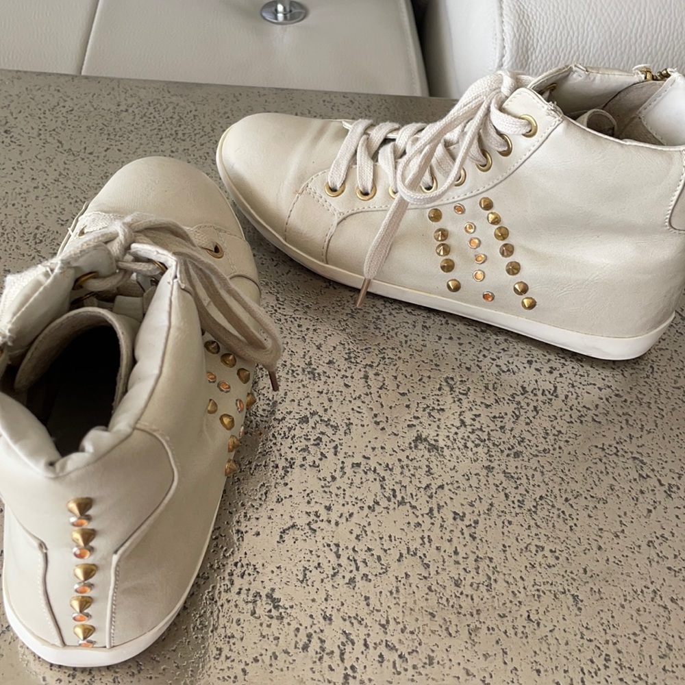 HI-TOPS BEIGE STUDDED ATHLETIC SHOES